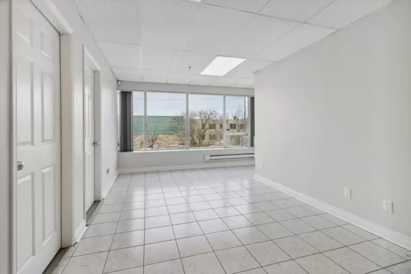Newmarket, ON L3Y 8L3,350 Harry Walker Pkwy N #18 B