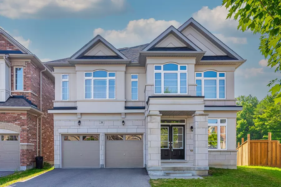 39 Bolsby CT, Aurora, ON L4G 1B7