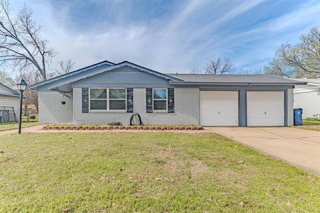 213 NW Jayellen Avenue, Burleson, TX 76028