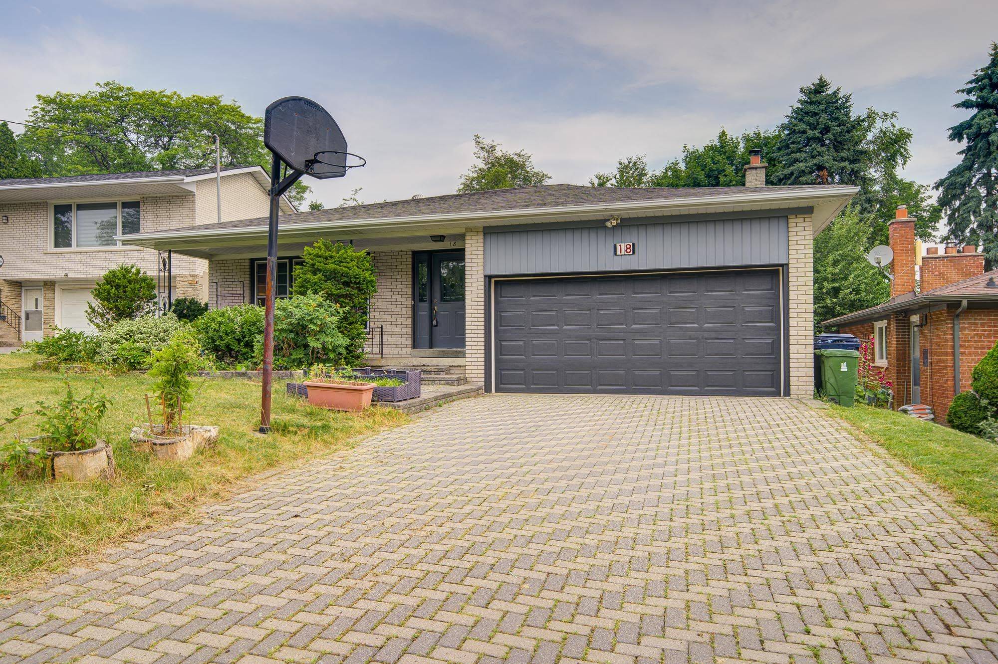 Toronto C15, ON M2K 2L5,18 Colonnade RD
