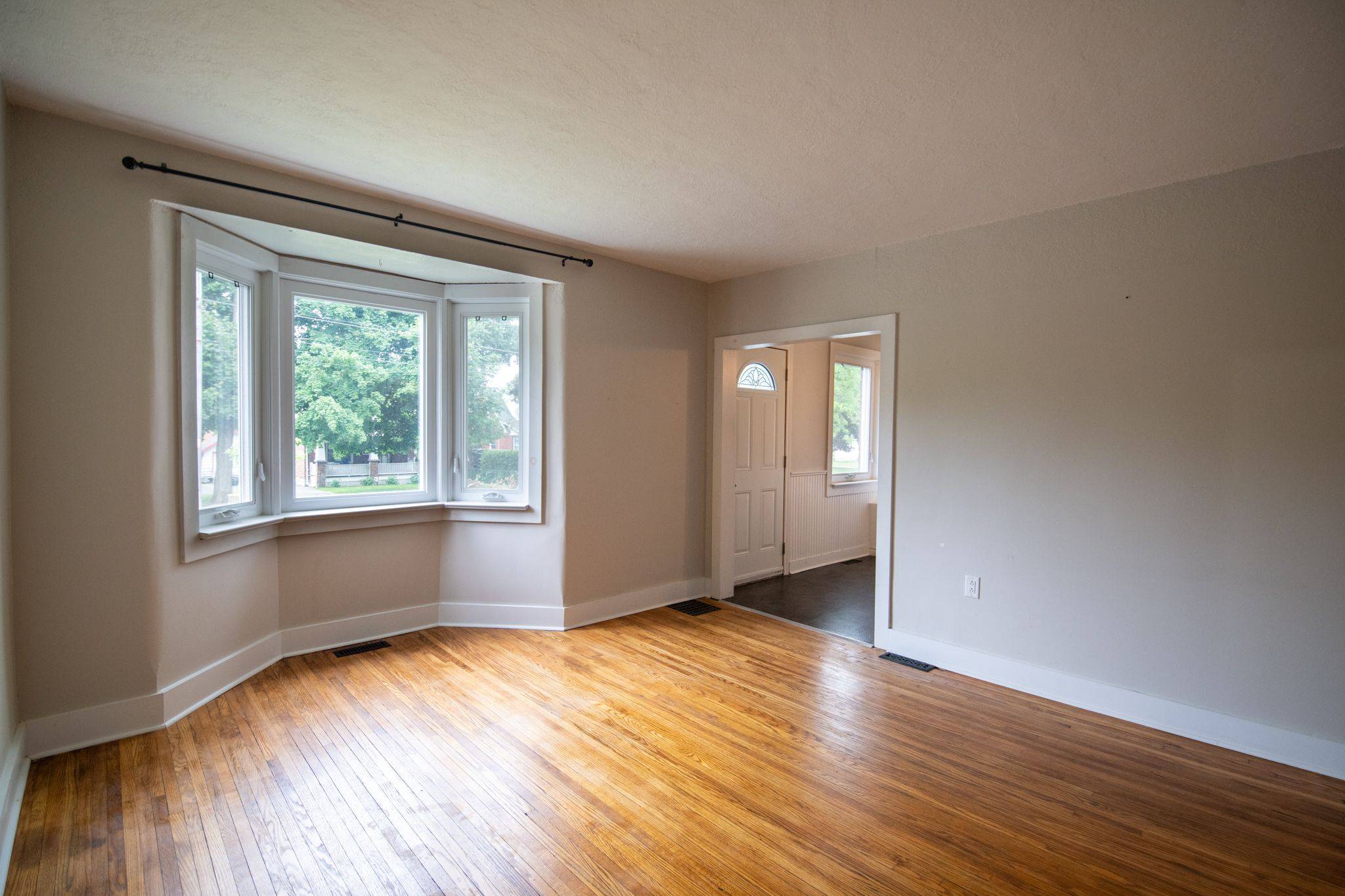 Oshawa, ON L1J 4Y3,174 Gibbons ST