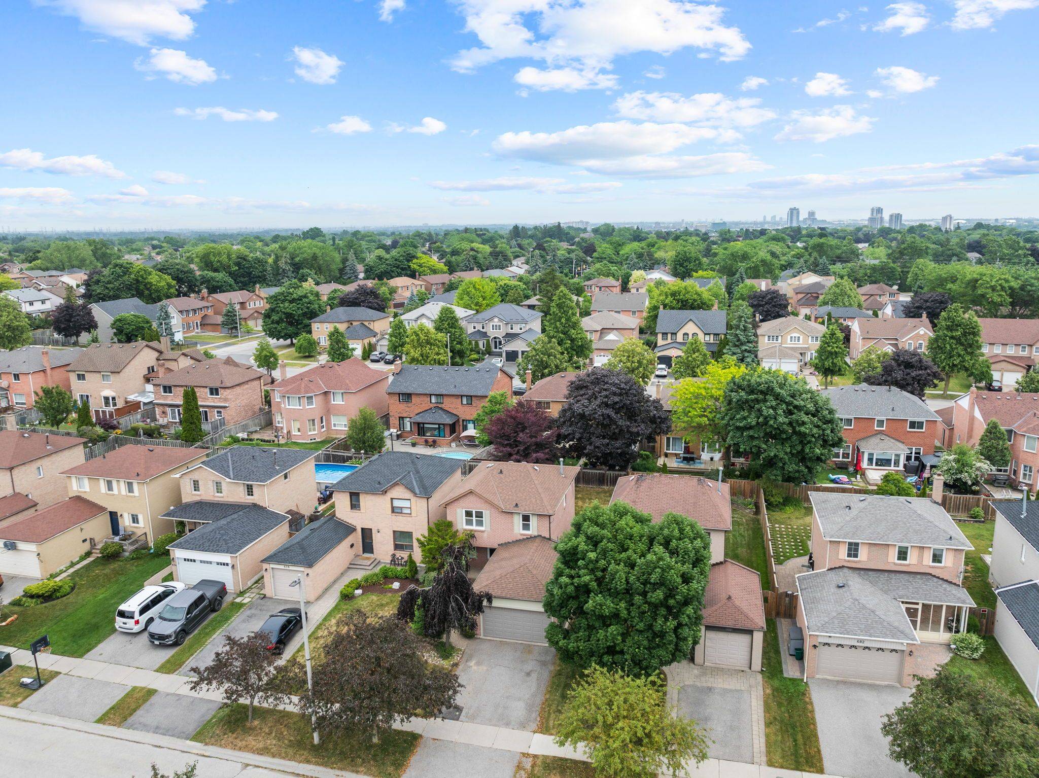 678 Beckworth SQ, Pickering, ON L1V 3X4