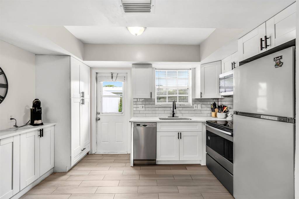 Oakland Park, FL 33334,1286 NE 45th St