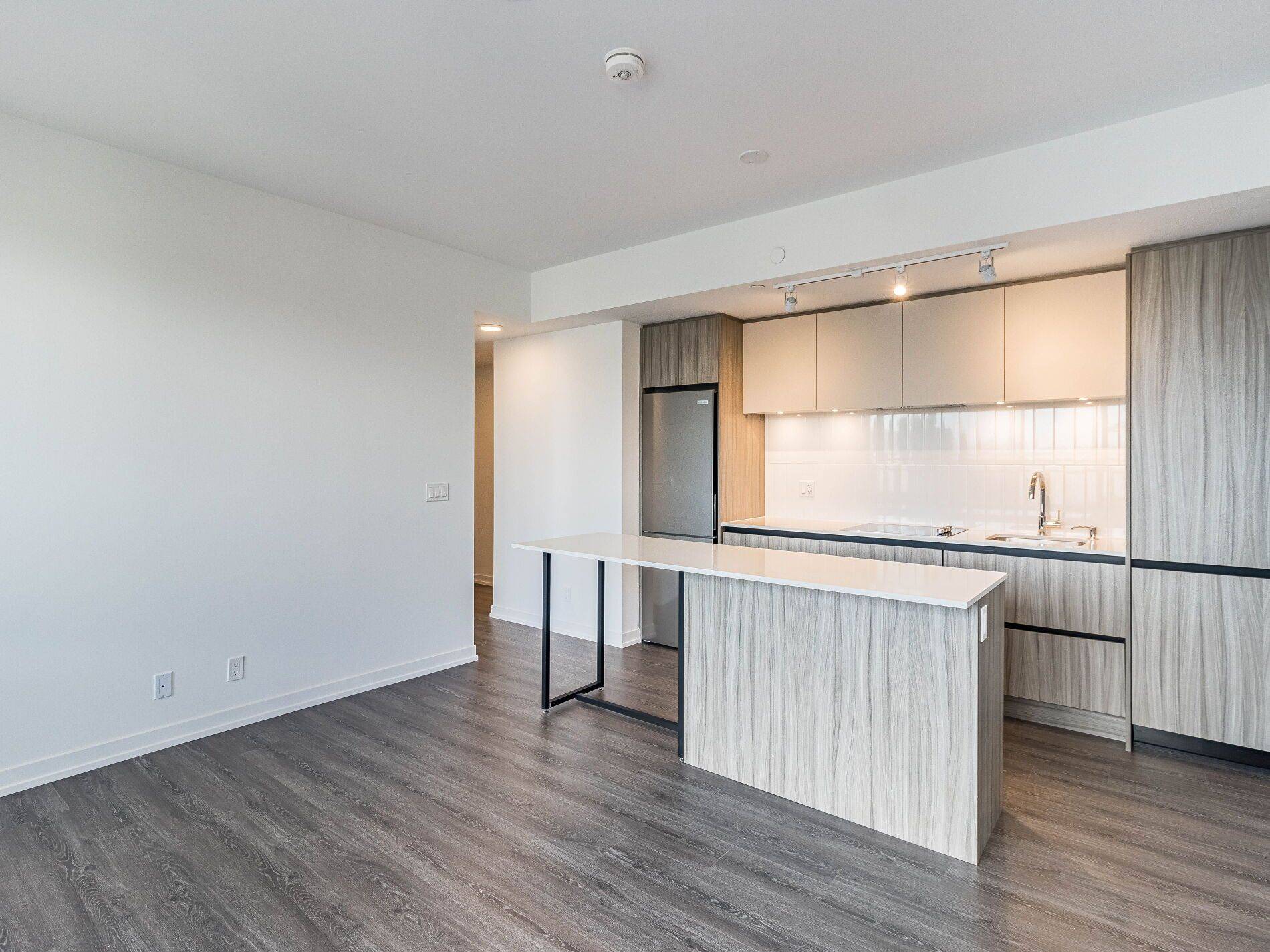 Vaughan, ON L4J 0L4,7950 bathurst ST #203