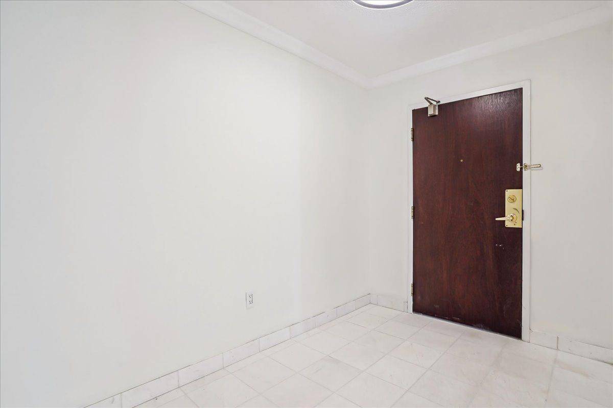 Oakville, ON L6J 7N9,221 Robinson ST #215