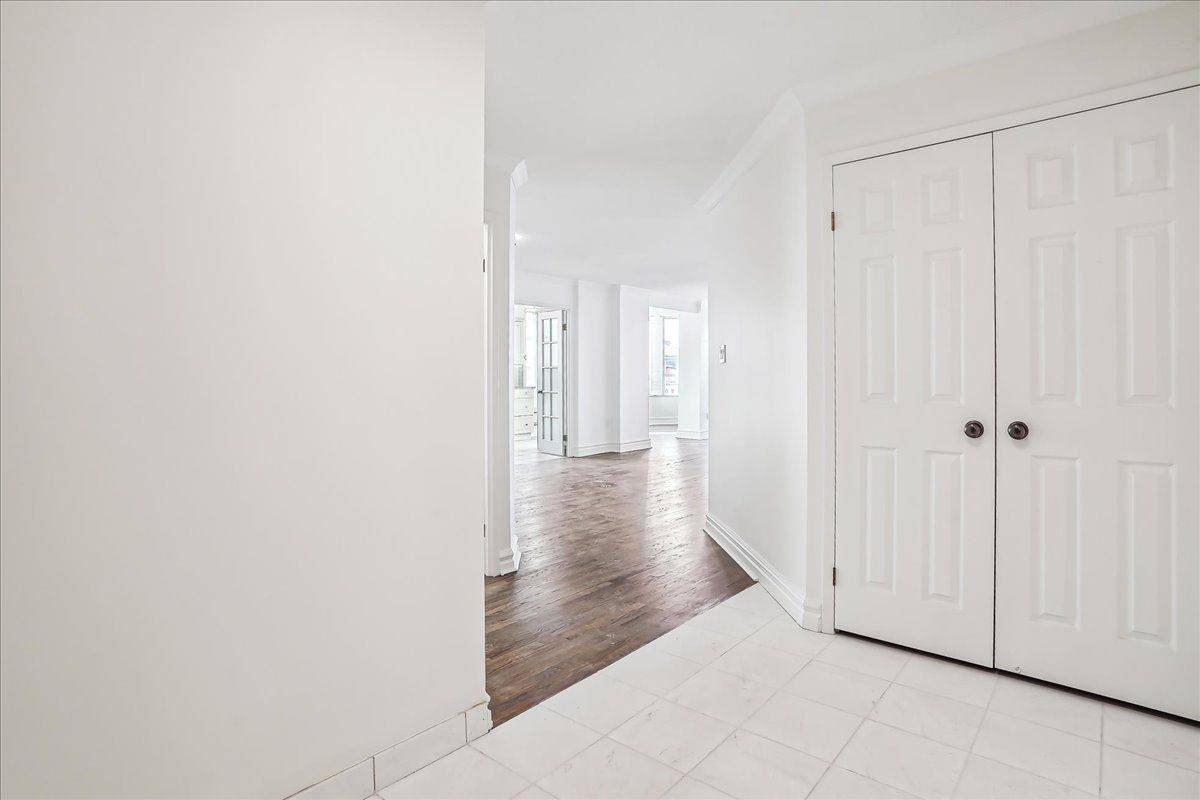 Oakville, ON L6J 7N9,221 Robinson ST #215