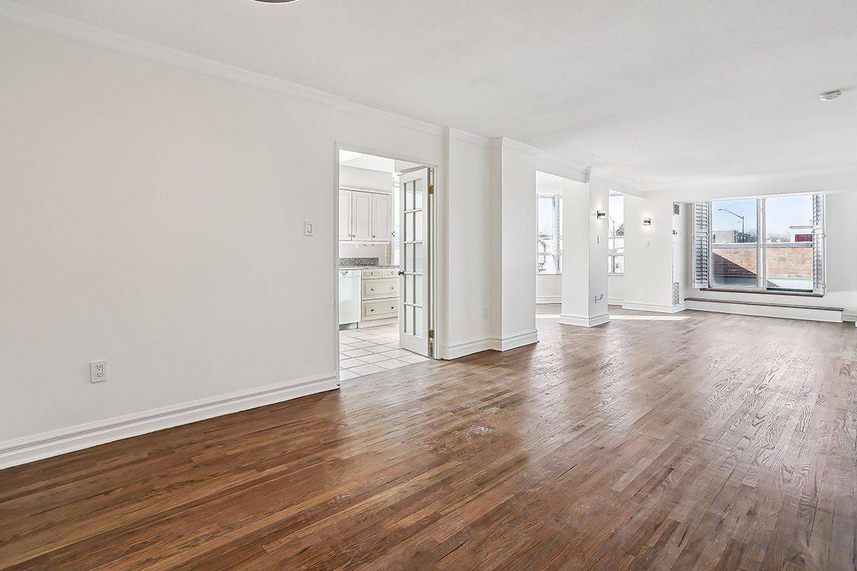 Oakville, ON L6J 7N9,221 Robinson ST #215
