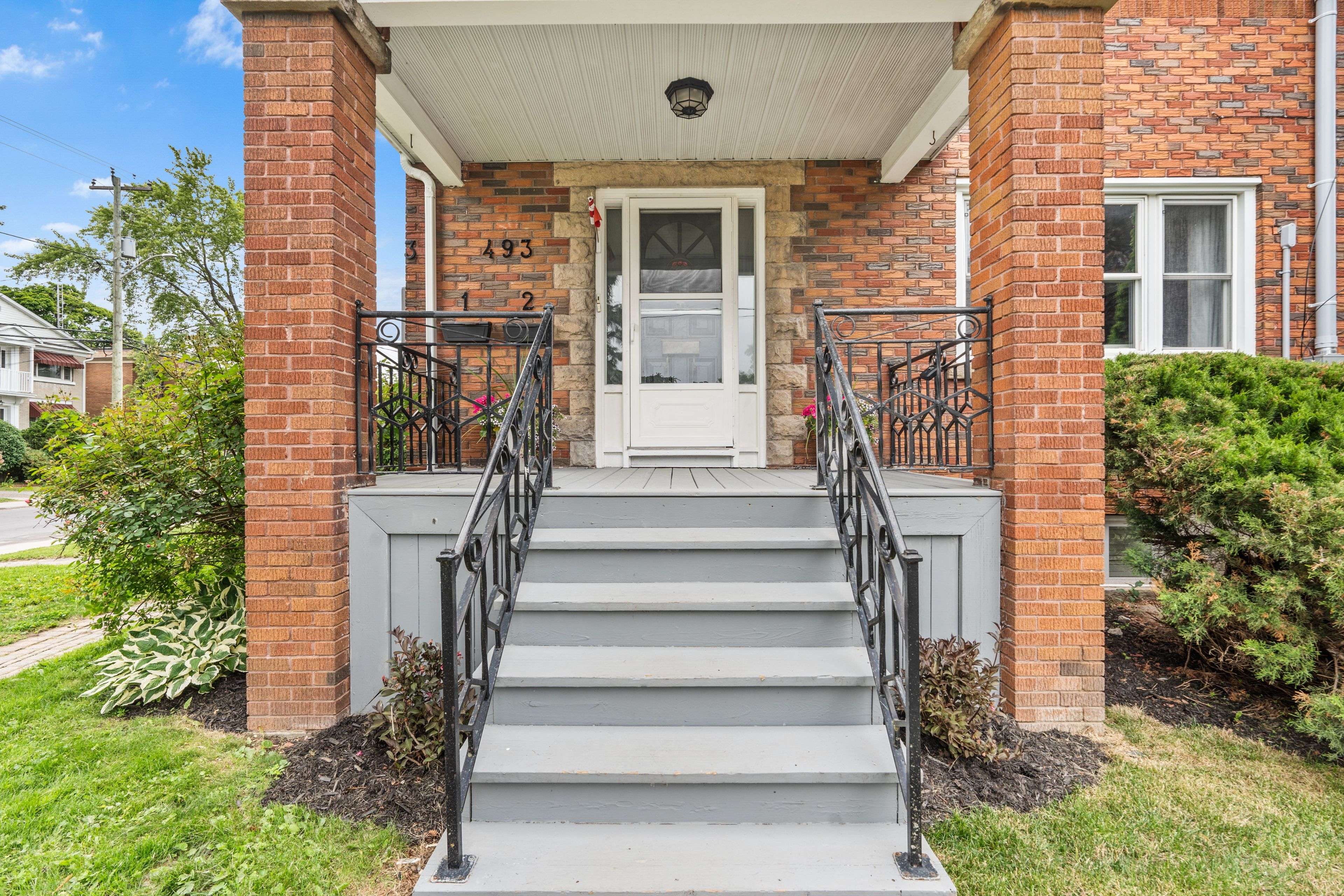 Kingston, ON K7L 4M8,493 COLLEGE ST #1