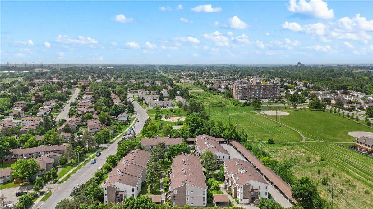 Tanglewood - Grenfell Glen - Pineglen, ON K2G 4P2,207 Woodfield DR #B