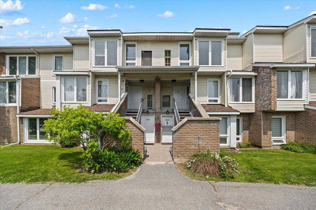 207 Woodfield DR #B, Tanglewood - Grenfell Glen - Pineglen, ON K2G 4P2