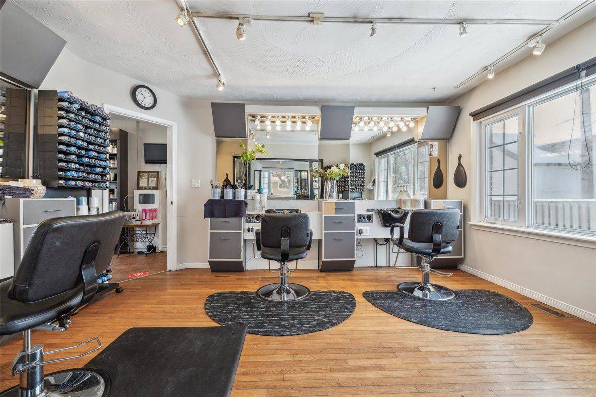 Hamilton, ON L0R 2H0,294 Dundas ST E