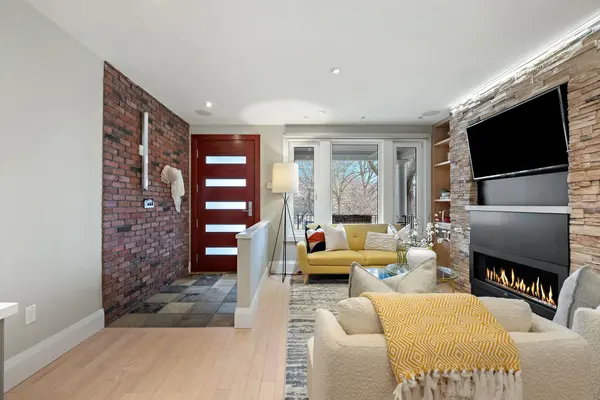 Toronto W02, ON M6G 3K3,750 Crawford ST