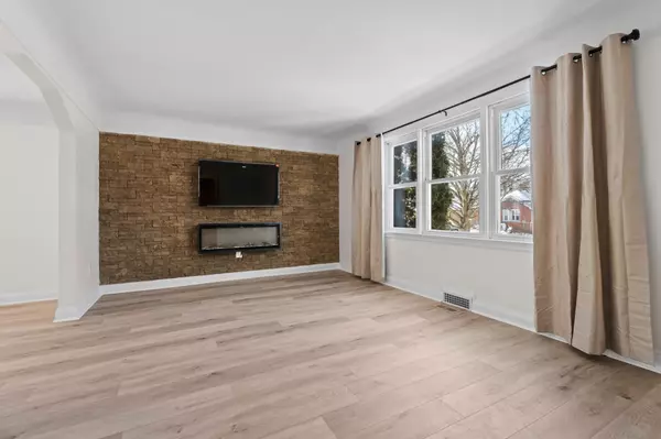 Kingston, ON K7L 4M8,493 COLLEGE ST #1