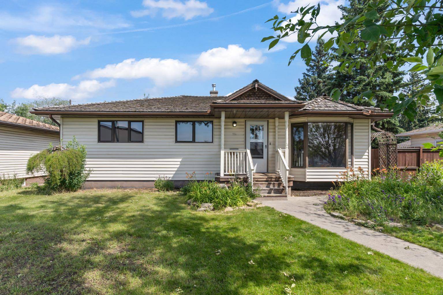 716 44 AVE NW, Calgary, AB T2K0J4