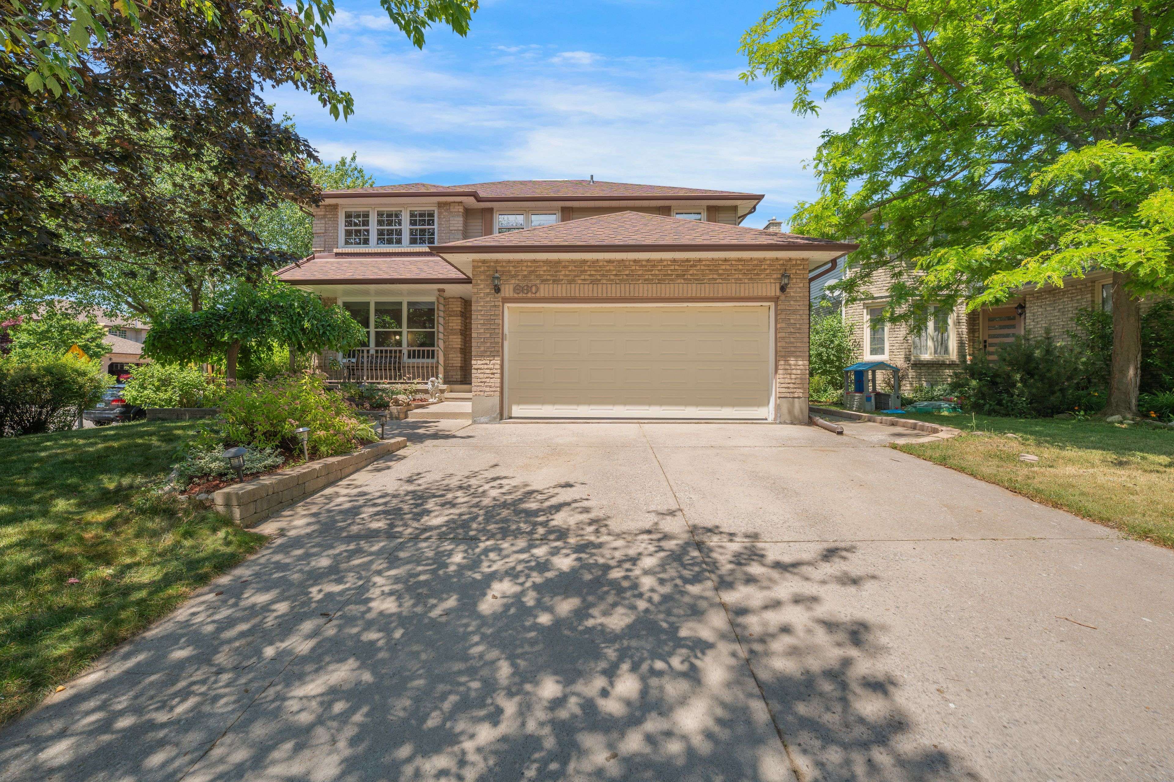 660 Whistler DR, Oshawa, ON L1J 7N7