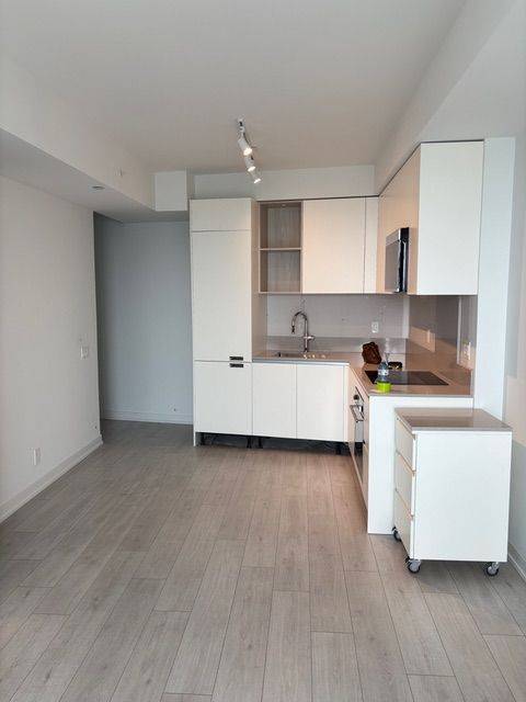 39 Mary ST #2701, Barrie, ON L4N 1S9