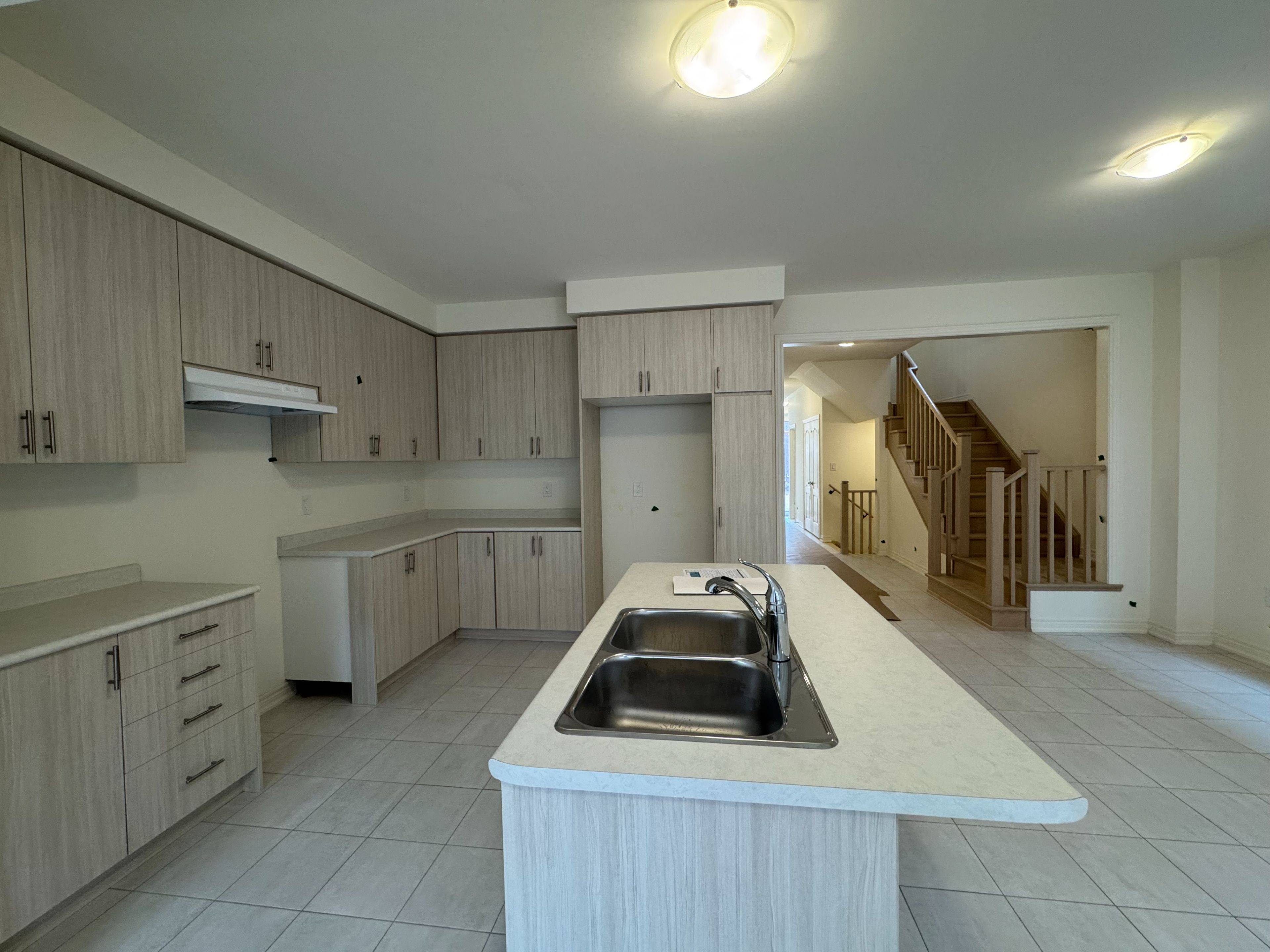 Oakville, ON L6M 0W8,3183 Crystal DR