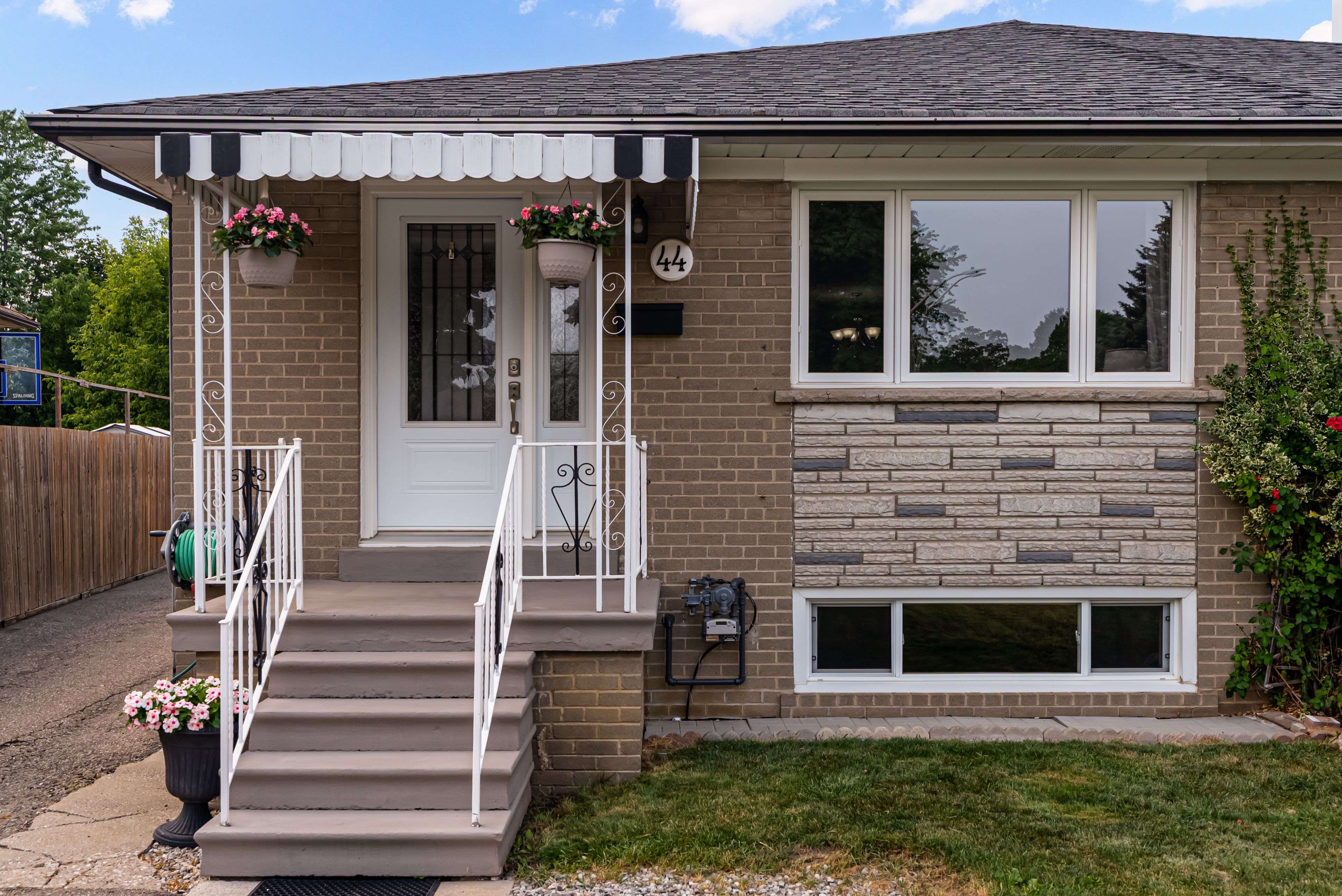 44 Sanford CRES, Brampton, ON L6X 2C3
