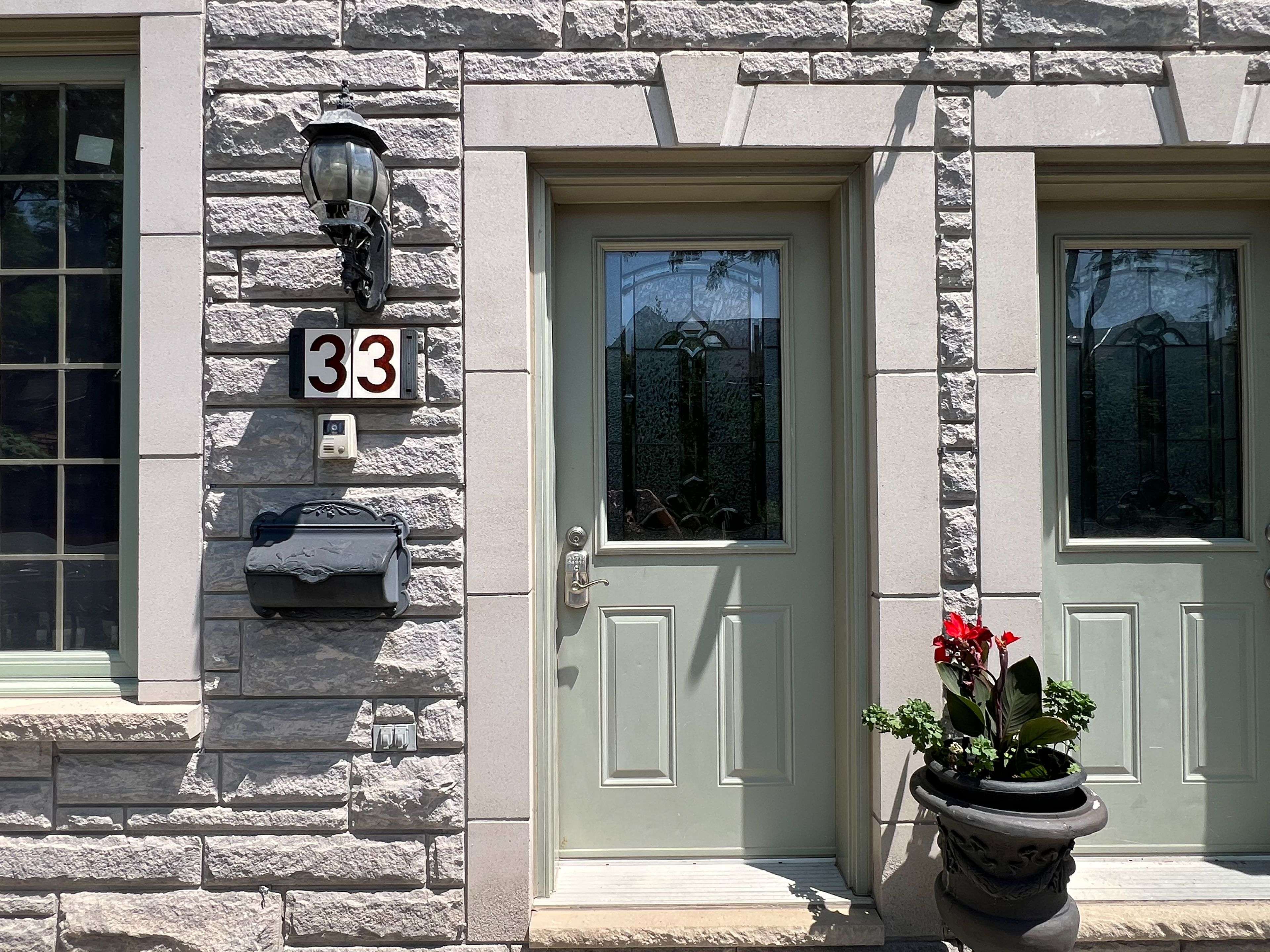 Toronto W01, ON M6K 2V7,33 Lansdowne AVE