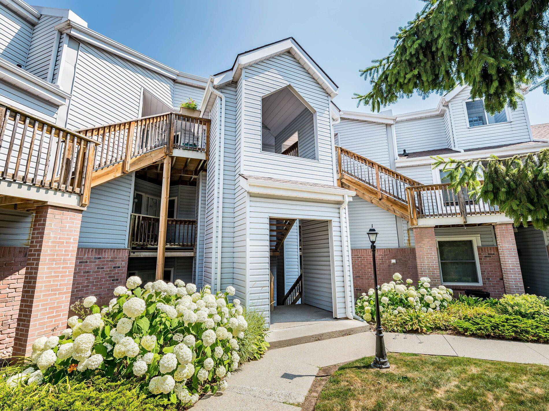 1220 Thorpe RD #210, Burlington, ON L7S 2H5