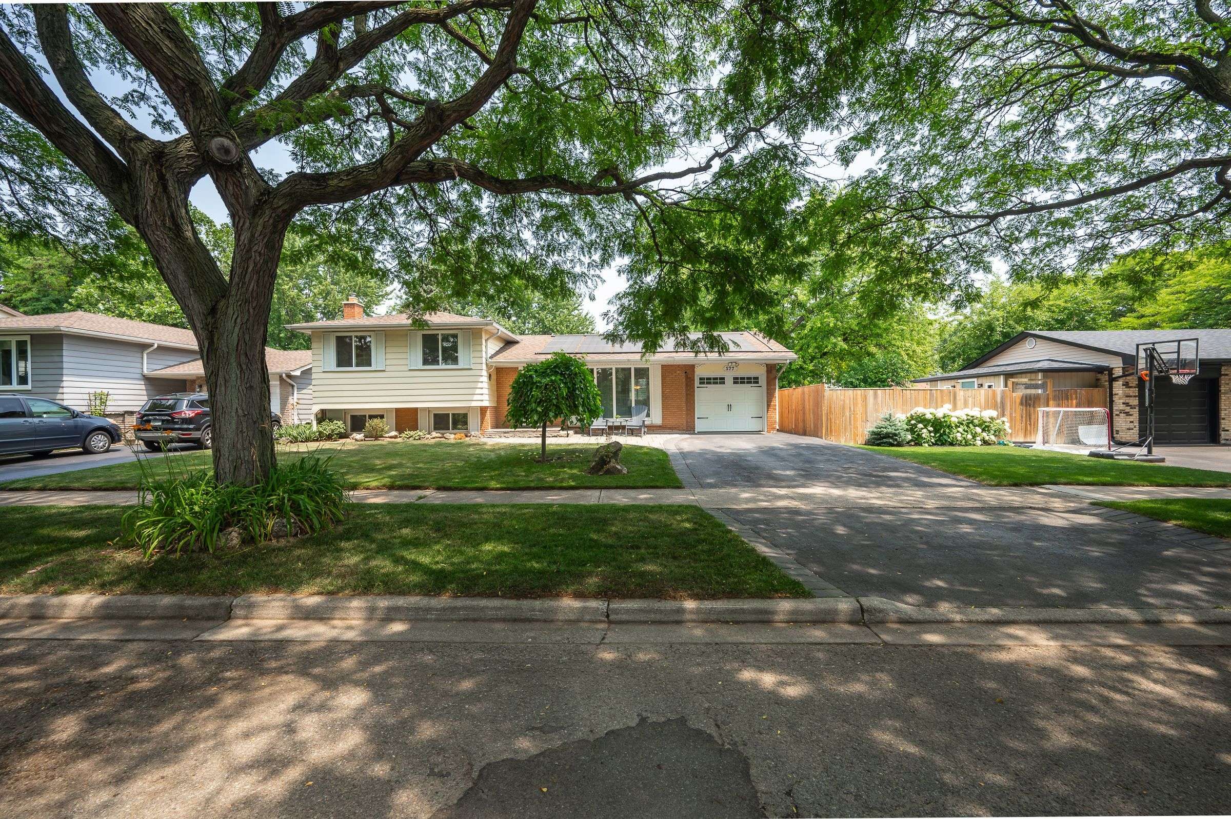 577 Louise DR, Burlington, ON L7L 2T8