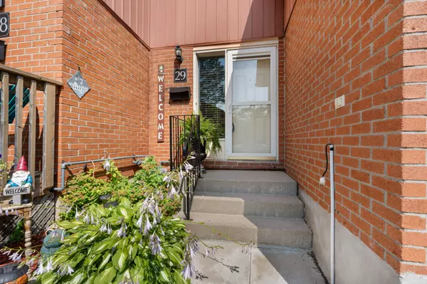 Kingston, ON K7M 6W4,19 MacPherson AVE #29