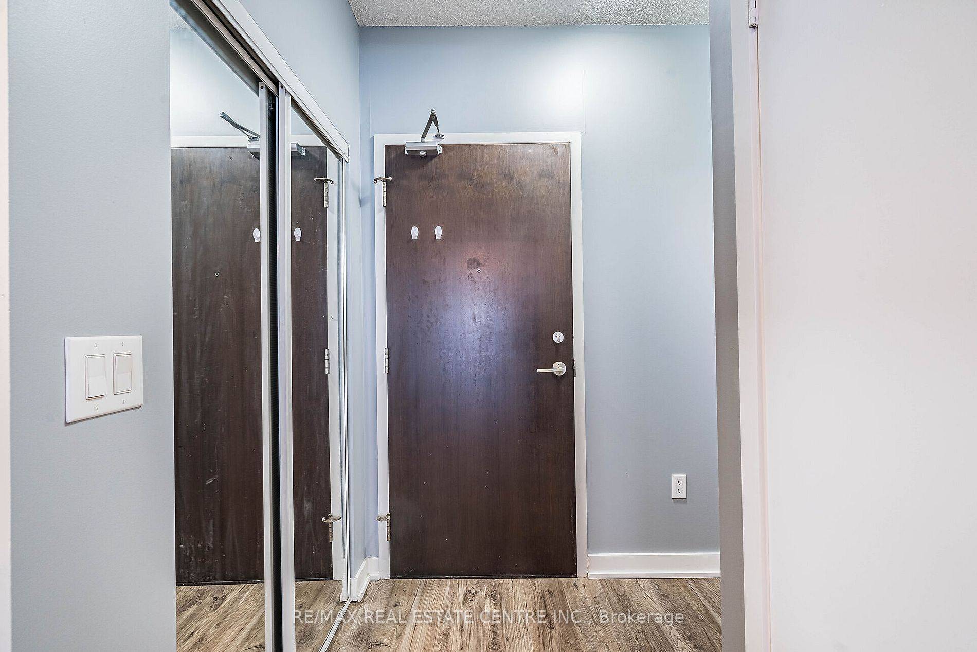 Toronto C01, ON M5V 2V6,38 Dan Leckie WAY #233