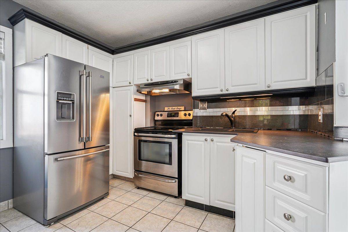 Oshawa, ON L1H 5R9,301 Oshawa BLVD S