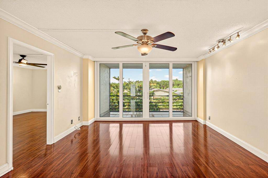 Oakland Park, FL 33309,110 Royal Park Dr #2C