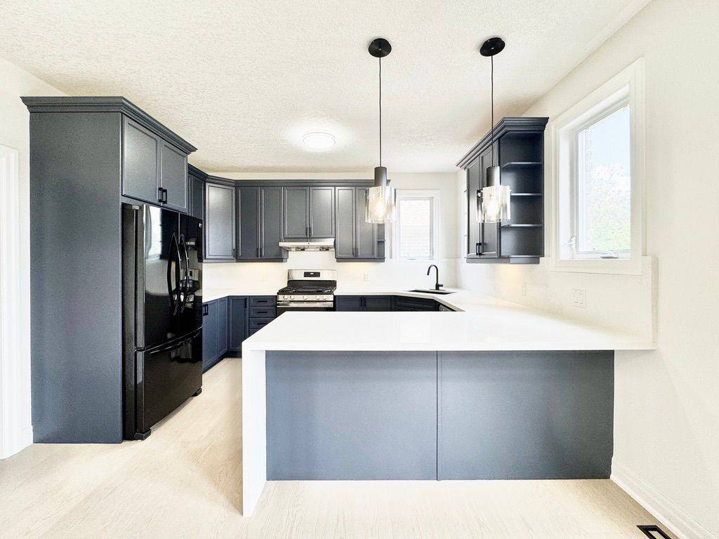 Barrie, ON L4M 6Y6,9 Margaret DR #Upper