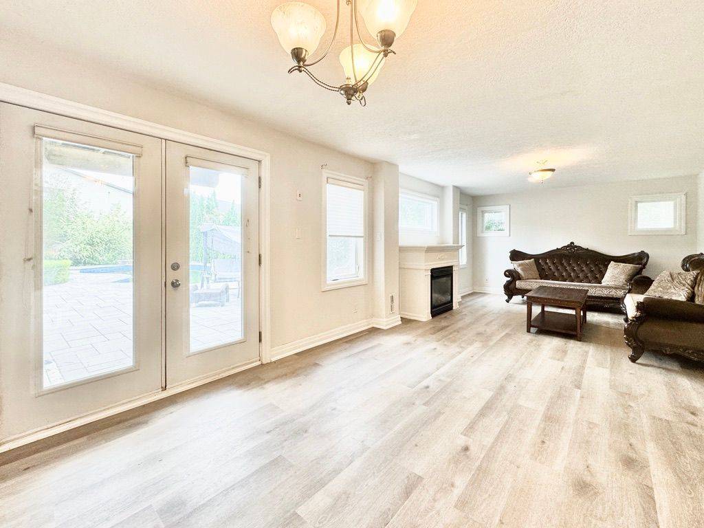 Barrie, ON L4M 6Y6,9 Margaret DR #Lower