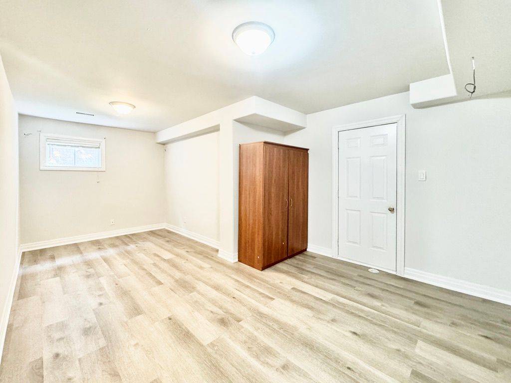 Barrie, ON L4M 6Y6,9 Margaret DR #Lower