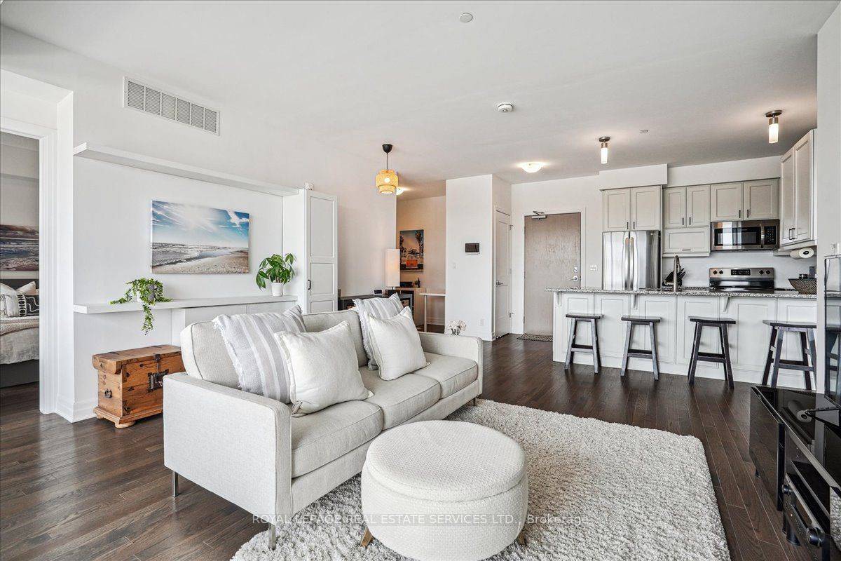 Oakville, ON L6M 5K6,3028 Creekshore Common #105