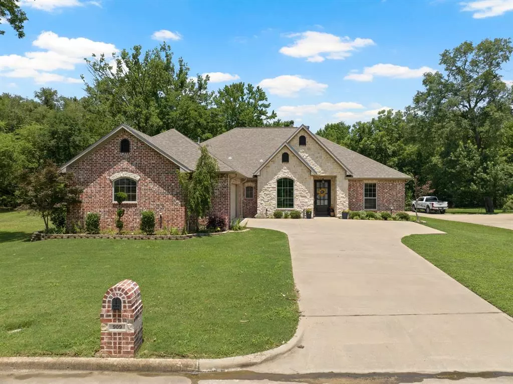 Mount Pleasant, TX 75455,909 Holly Hill