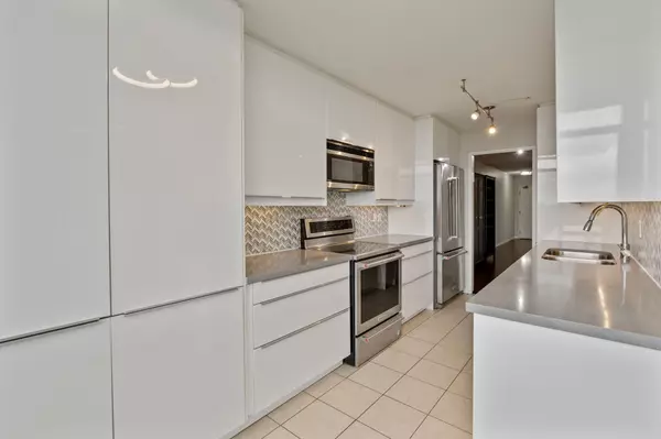 Toronto C04, ON M6B 3B4,3000 Bathurst ST #1210
