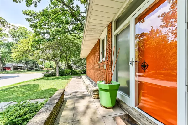 25 Ashford DR, Toronto W08, ON M9B 5X1