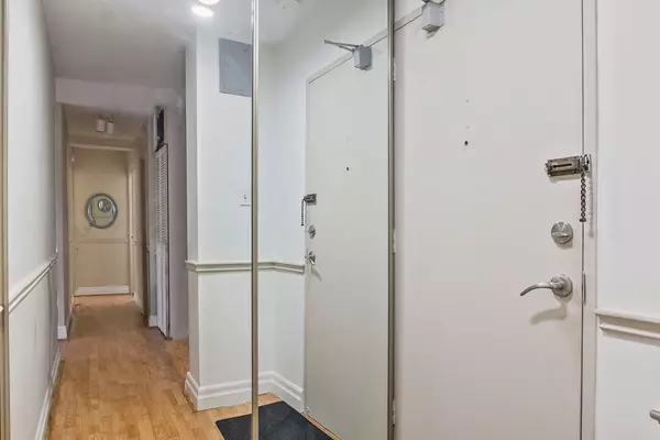 Mississauga, ON L5G 2Z3,15 Elizabeth ST #805