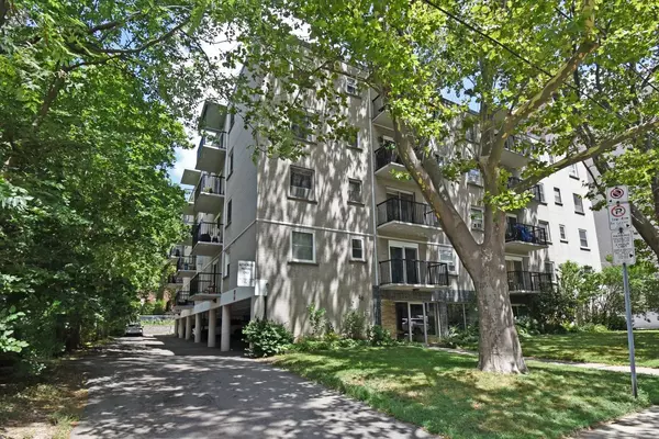Hamilton, ON L8P 1Y9,40 Robinson ST #505