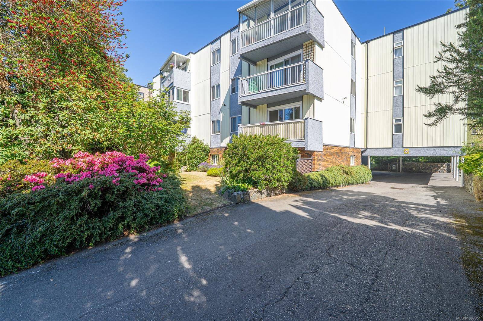 1188 Yates St #401, Victoria, BC V8V 3M8