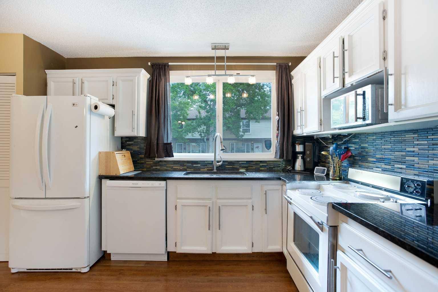 Calgary, AB T2W 2N7,630 Sabrina RD SW #81