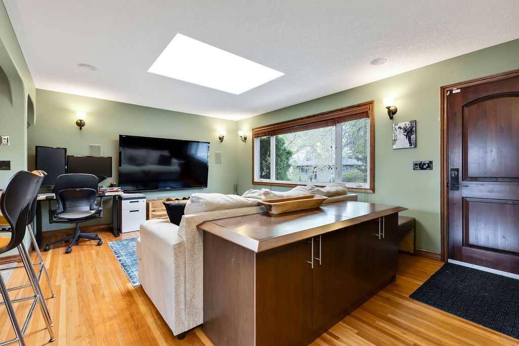 Calgary, AB T3E4L1,2756 Grant CRES Southwest