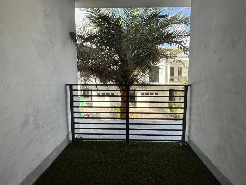 Hollywood, FL 33020,2526 Pierce St #8