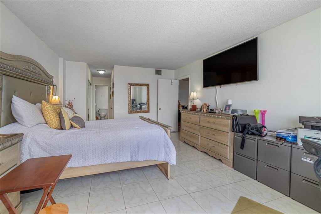 Hollywood, FL 33019,3800 S Ocean Dr #1424