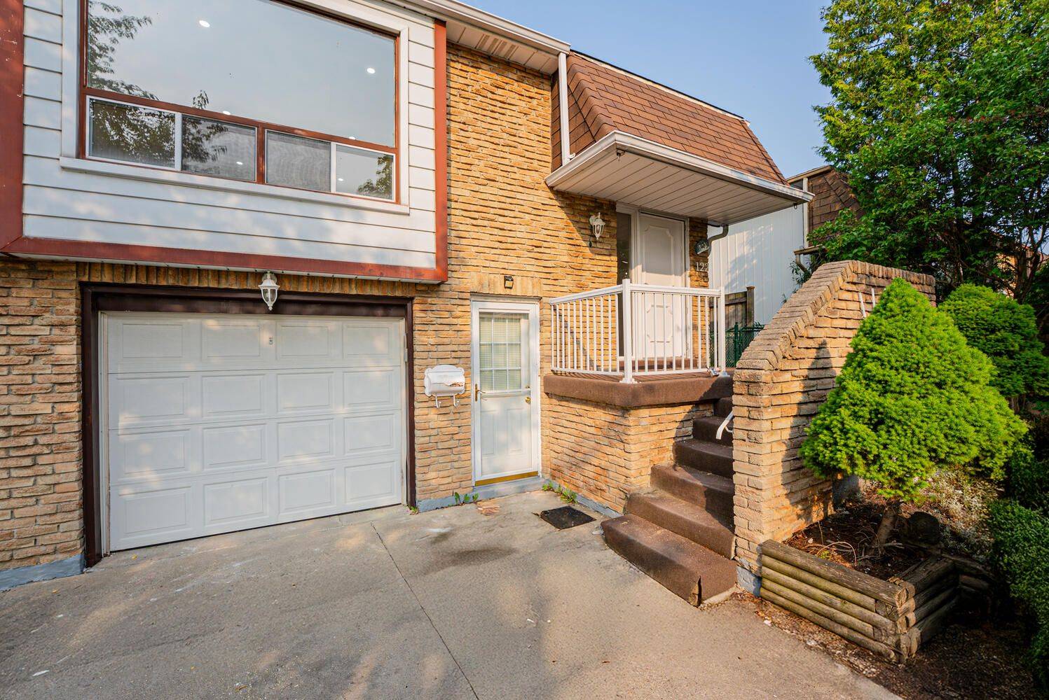 Brampton, ON L6V 2Z3,122 Centre ST N