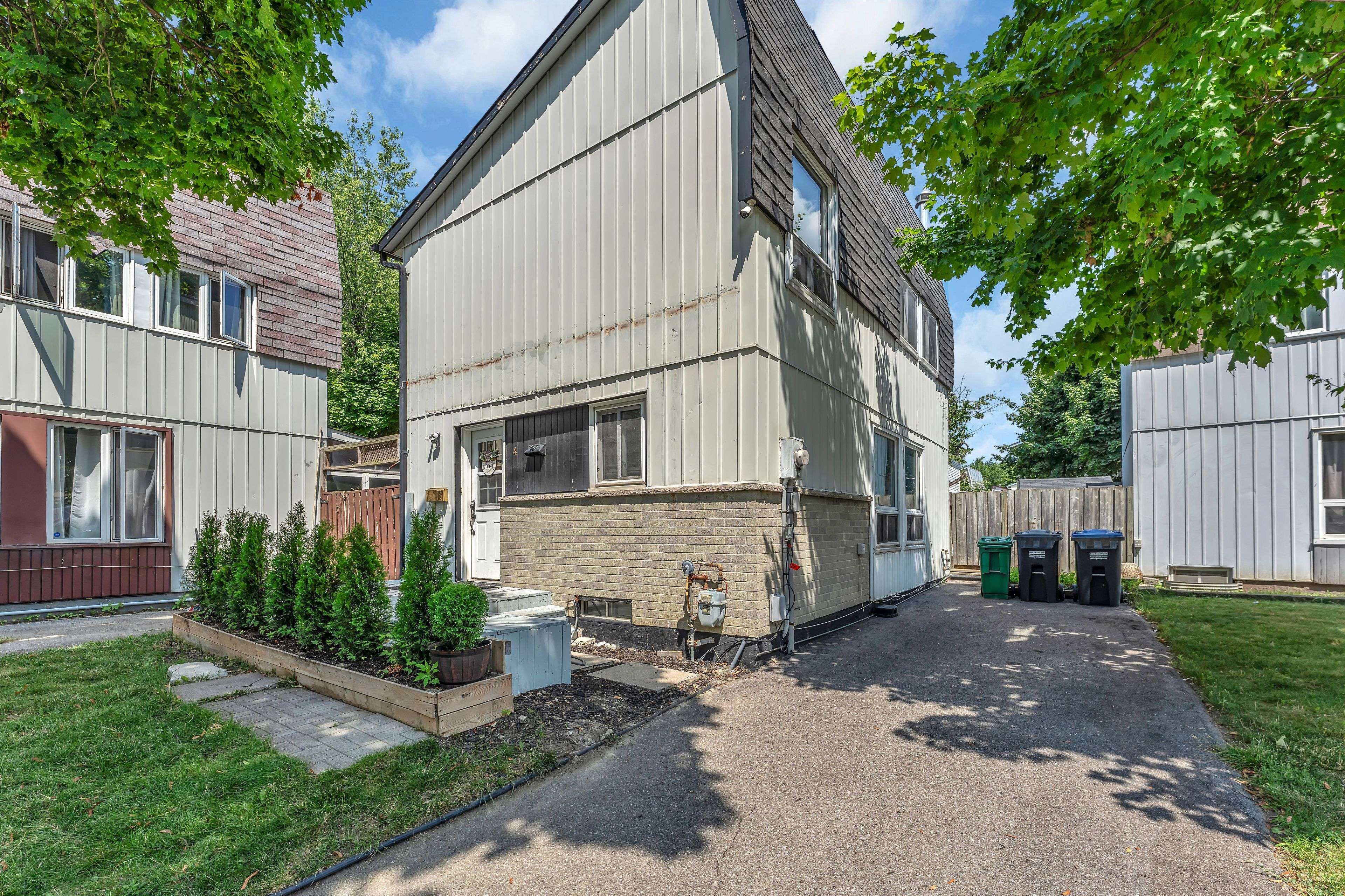 4 Glencastle SQ, Brampton, ON L6S 2H8