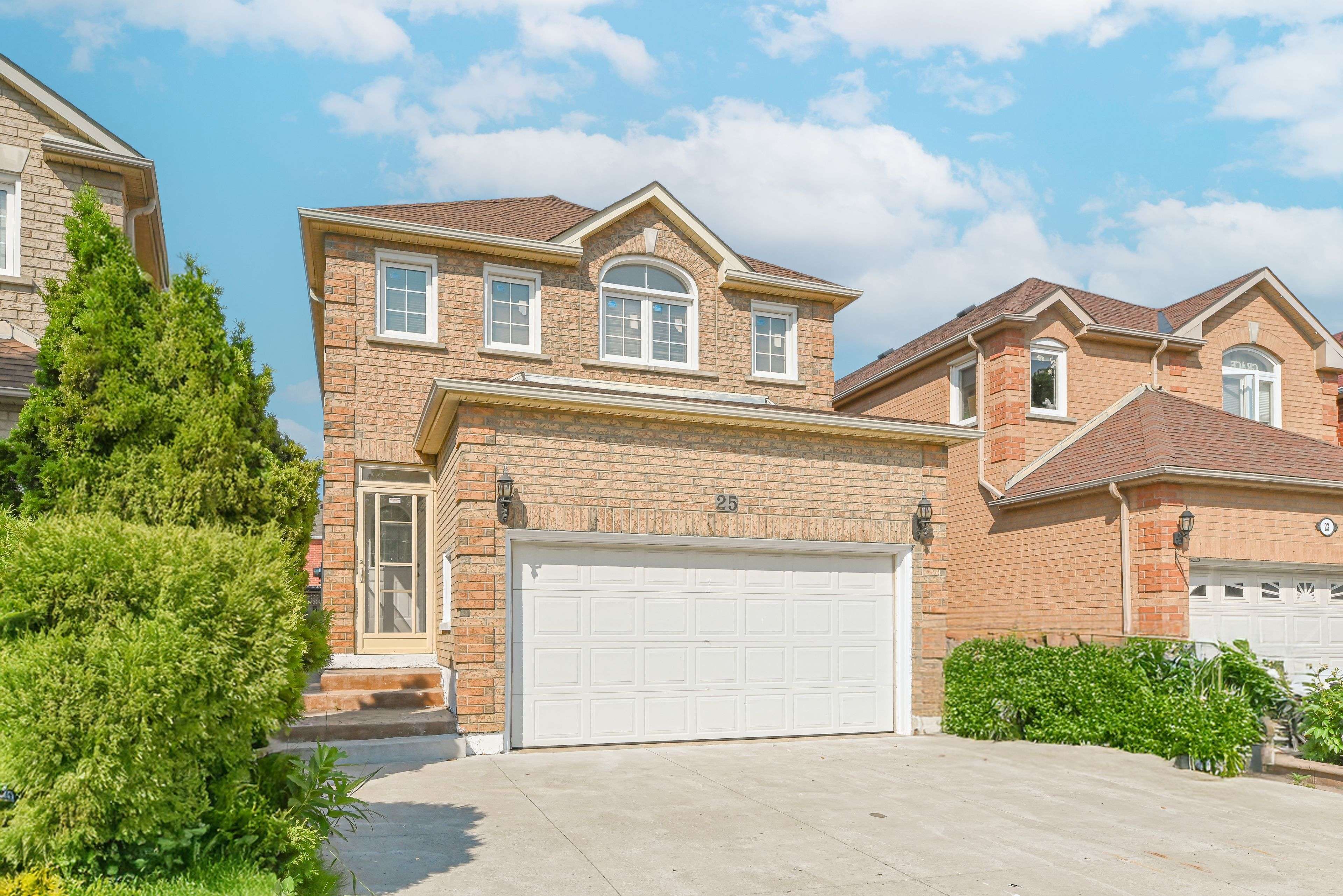 Brampton, ON L6Y 4Y1,25 Chadwick ST E