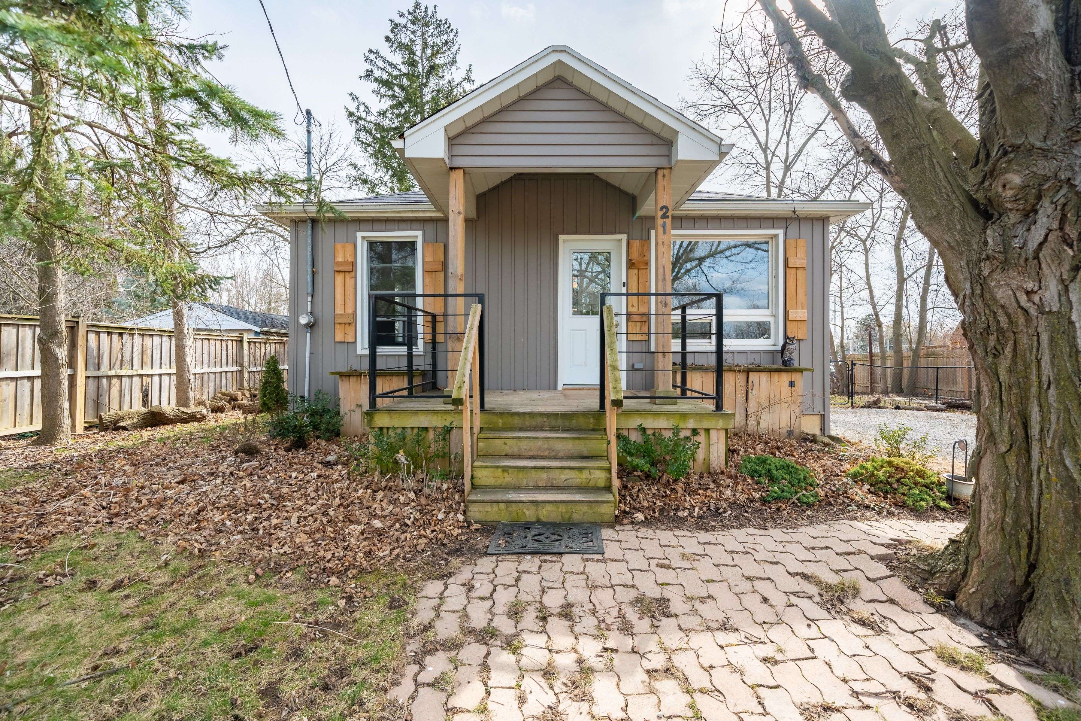 Haldimand, ON N3W 1E8,21 Renfrew ST E
