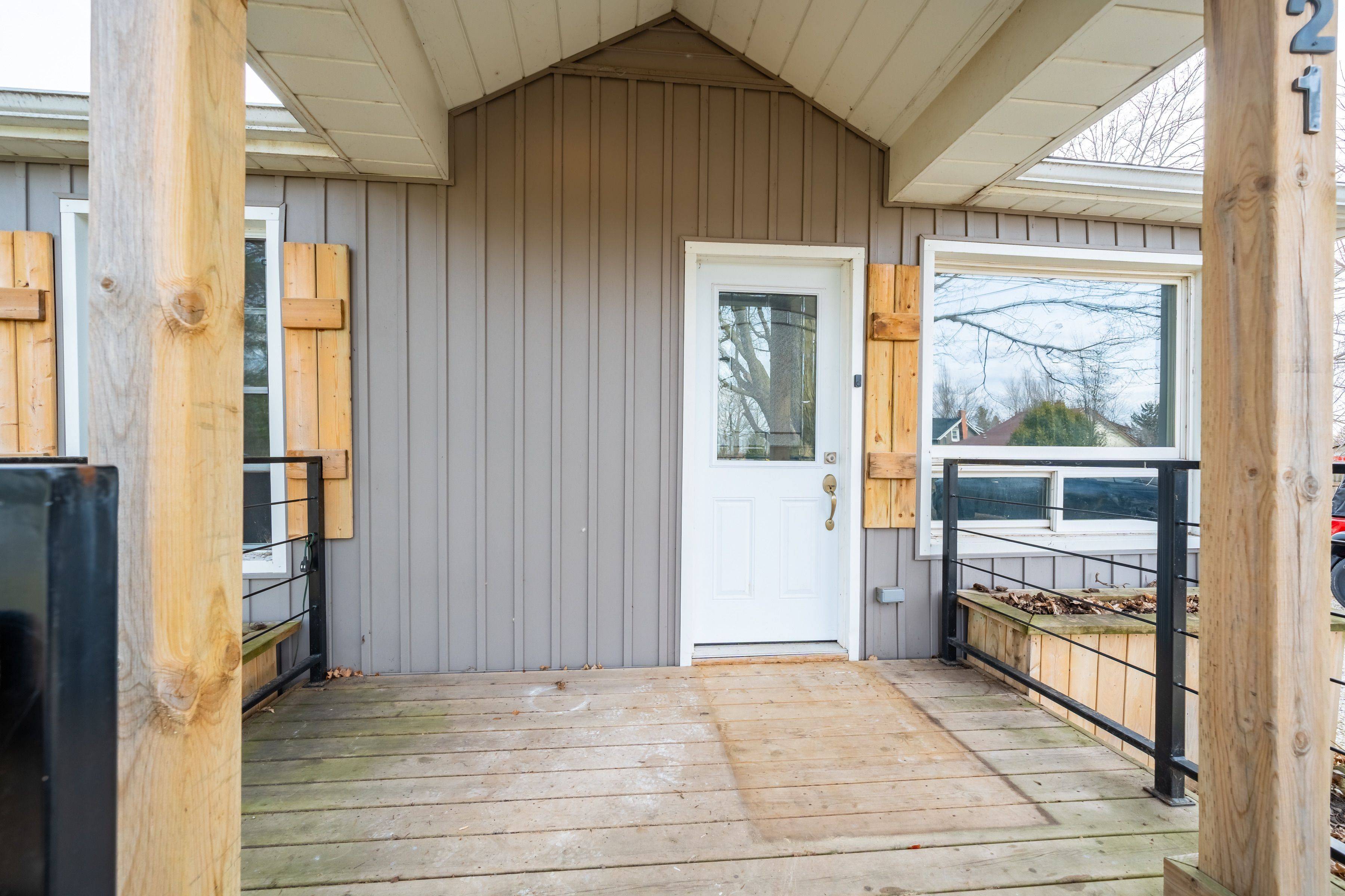 Haldimand, ON N3W 1E8,21 Renfrew ST E
