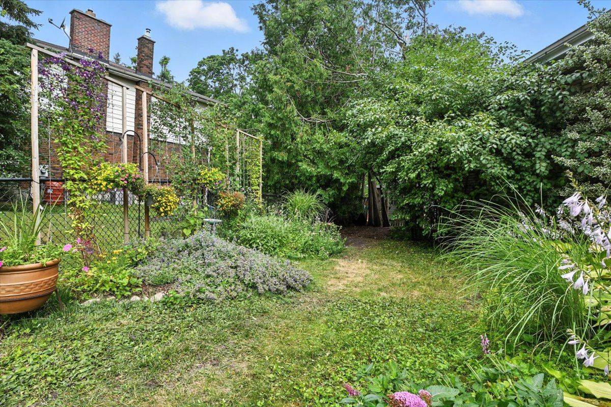 Peterborough West, ON K9J 6V5,76 Maple CRES