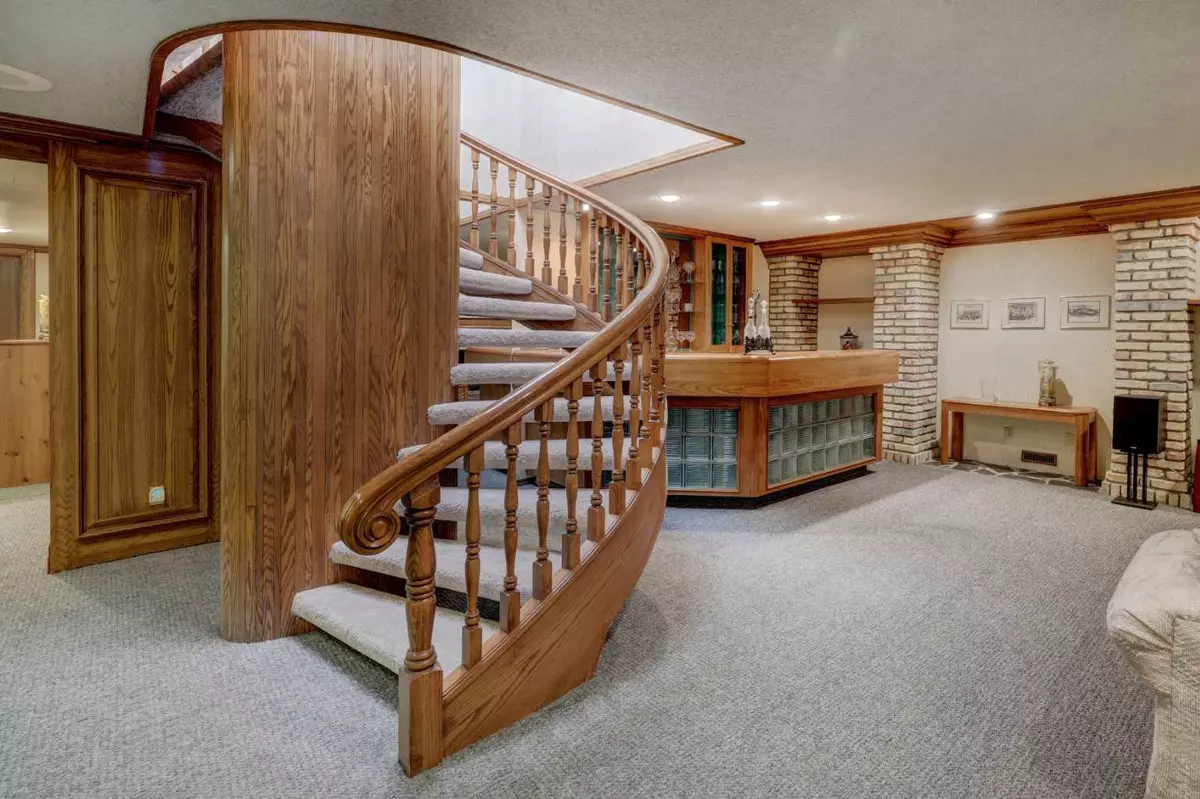 Calgary, AB T3A 2Y4,76 Edgeland RD NW